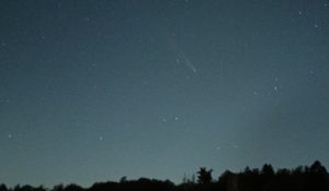 Komet Tsuchinschan_ATLAS, aufgenommen mit Smartphone. Schweif schwach erkennbar.